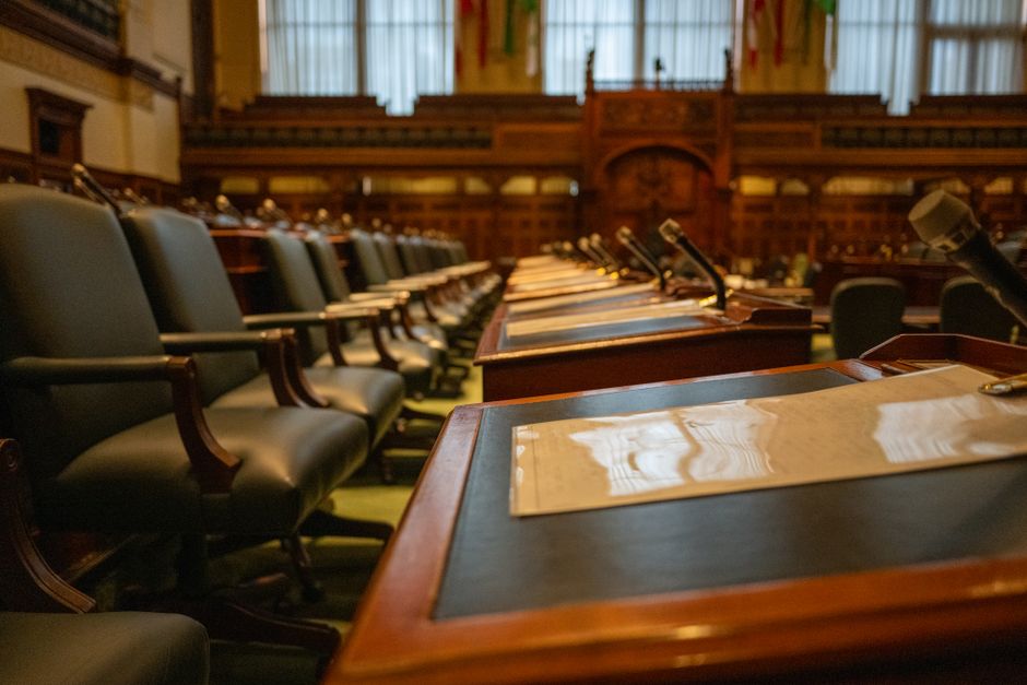 Osoba sprawdza dokumenty przy stanowisku informacji w urzędzie.