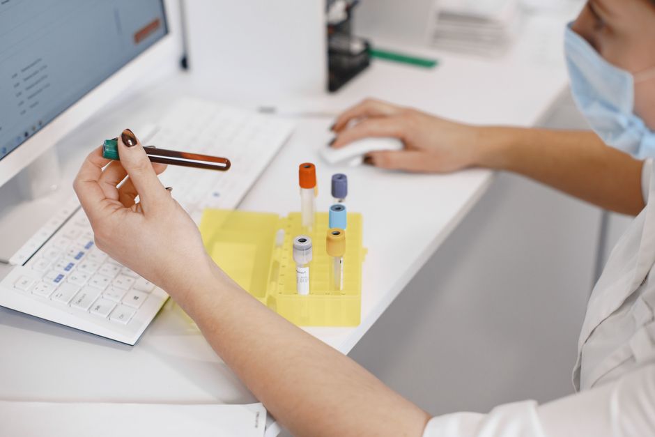Personel laboratorium przygotowuje próbkę krwi do badania.