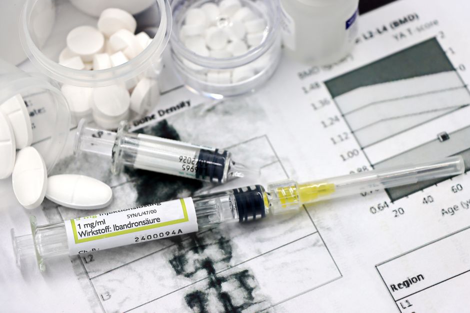 Pielęgniarka podaje noworodkowi zastrzyk w warunkach klinicznych