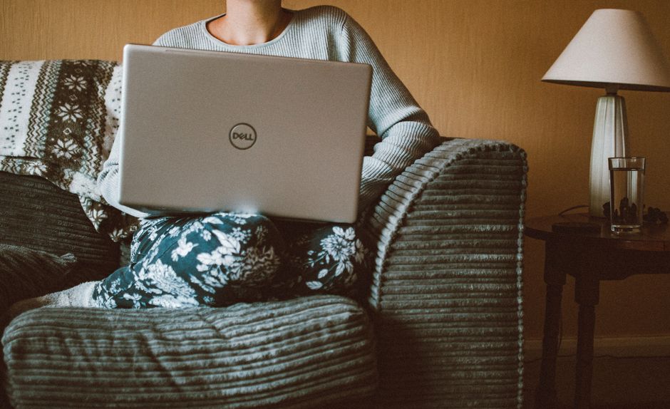 Osoba czyta komunikat dotyczący bezpieczeństwa leku na laptopie w domu.