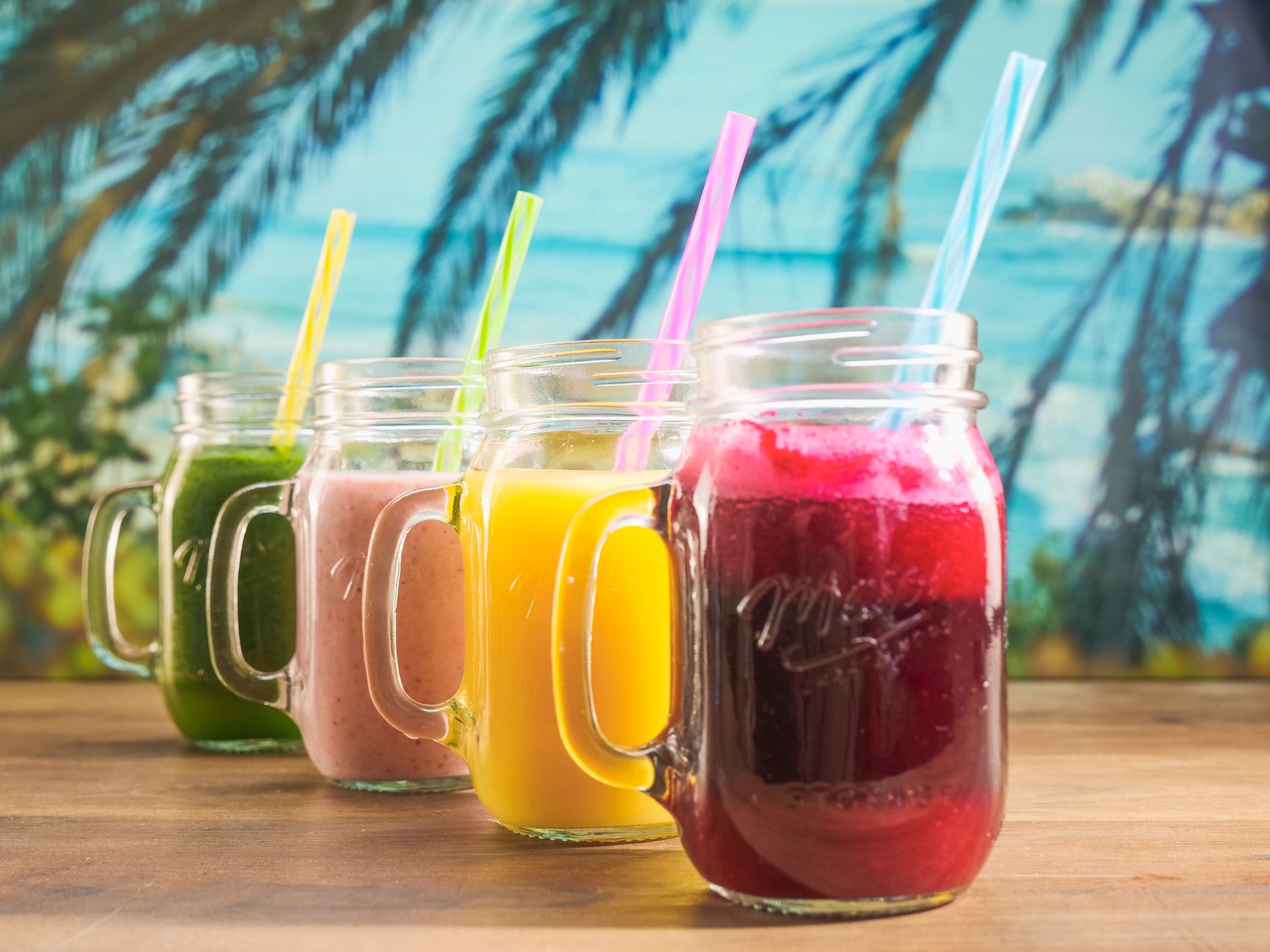 Osoba cieszy się zdrowym śniadaniem z miski smoothie z owocami i orzechami