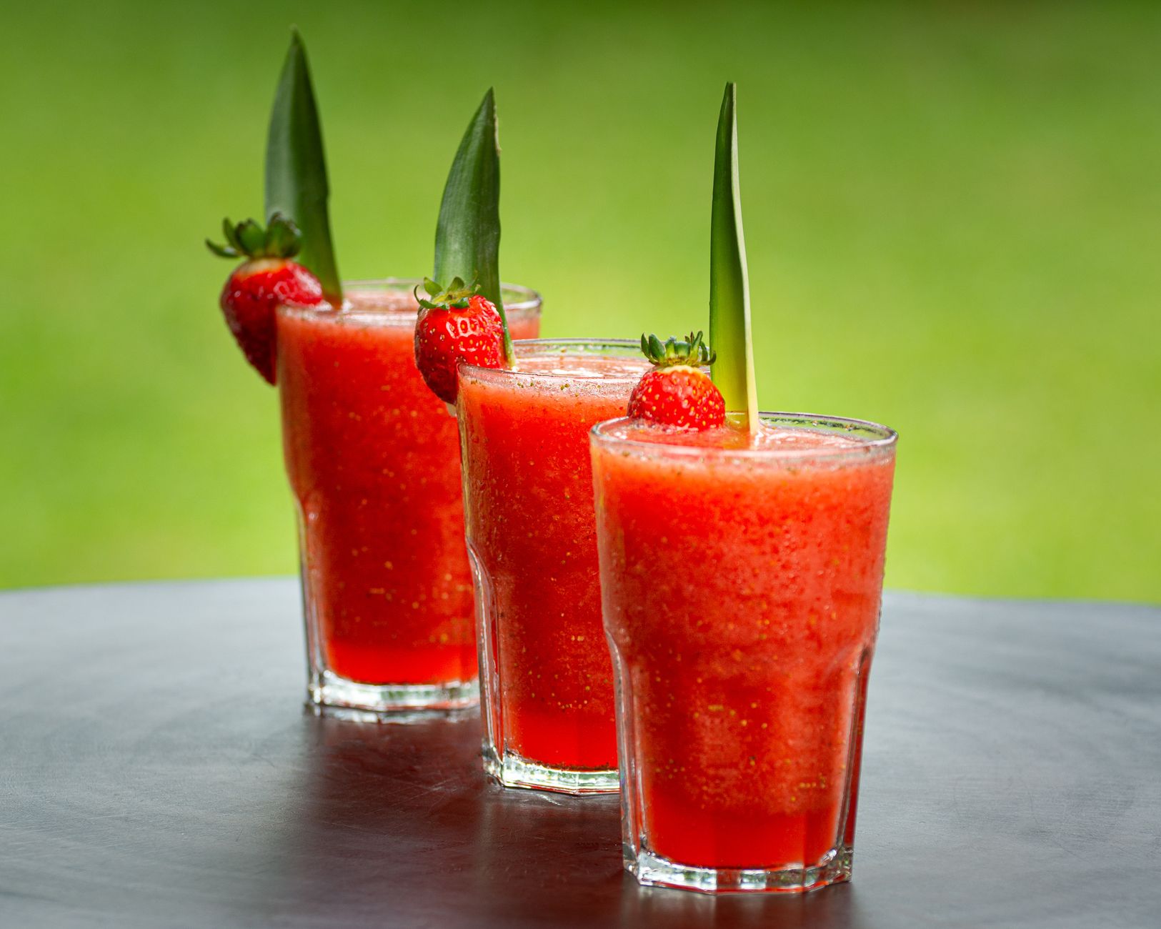 Osoba przygotowująca zdrowego smoothie w jasnej kuchni z suplementami elektrolitów