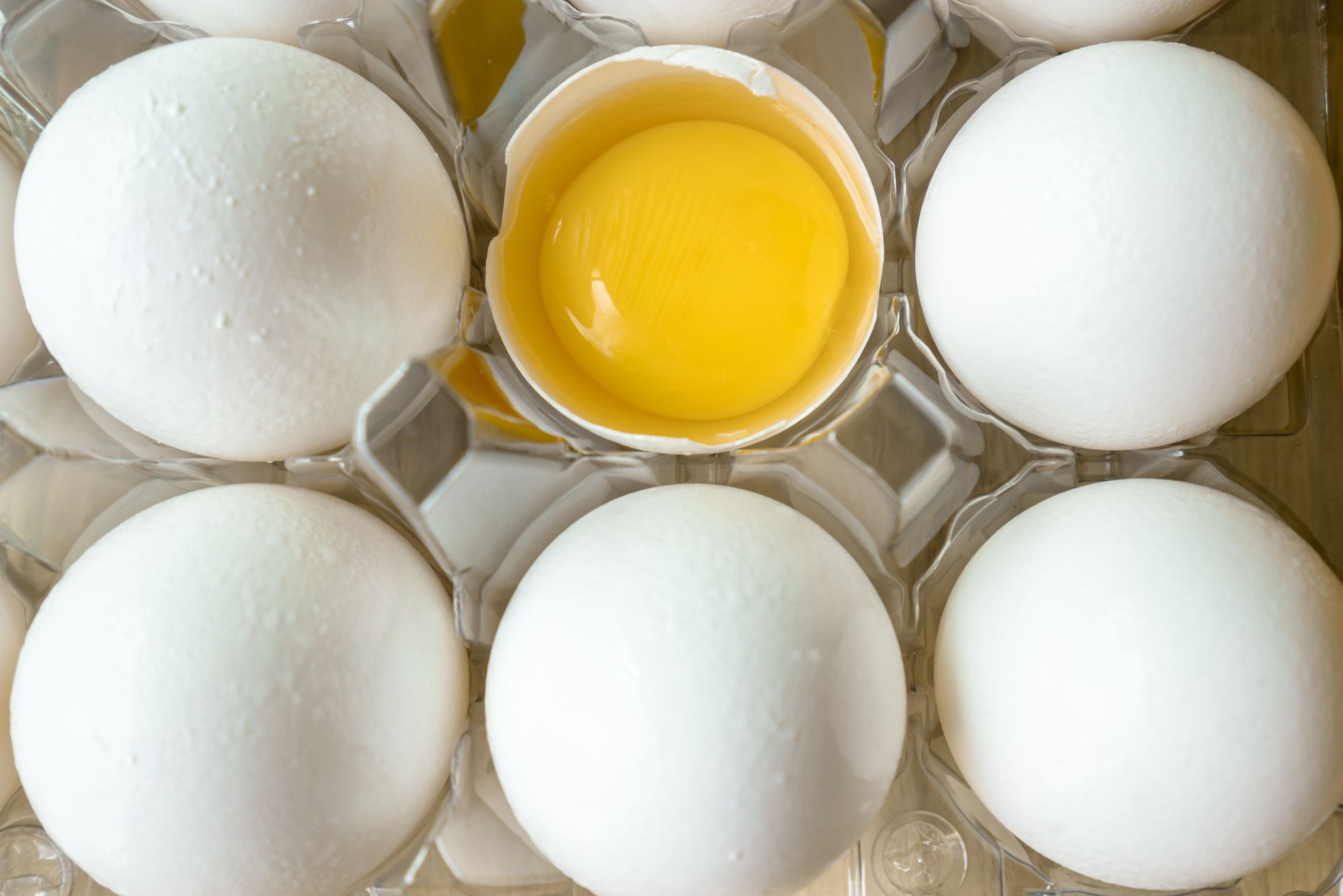 Stół z zdrową żywnością: awokado, orzechy, pełnoziarniste produkty i świeże owoce