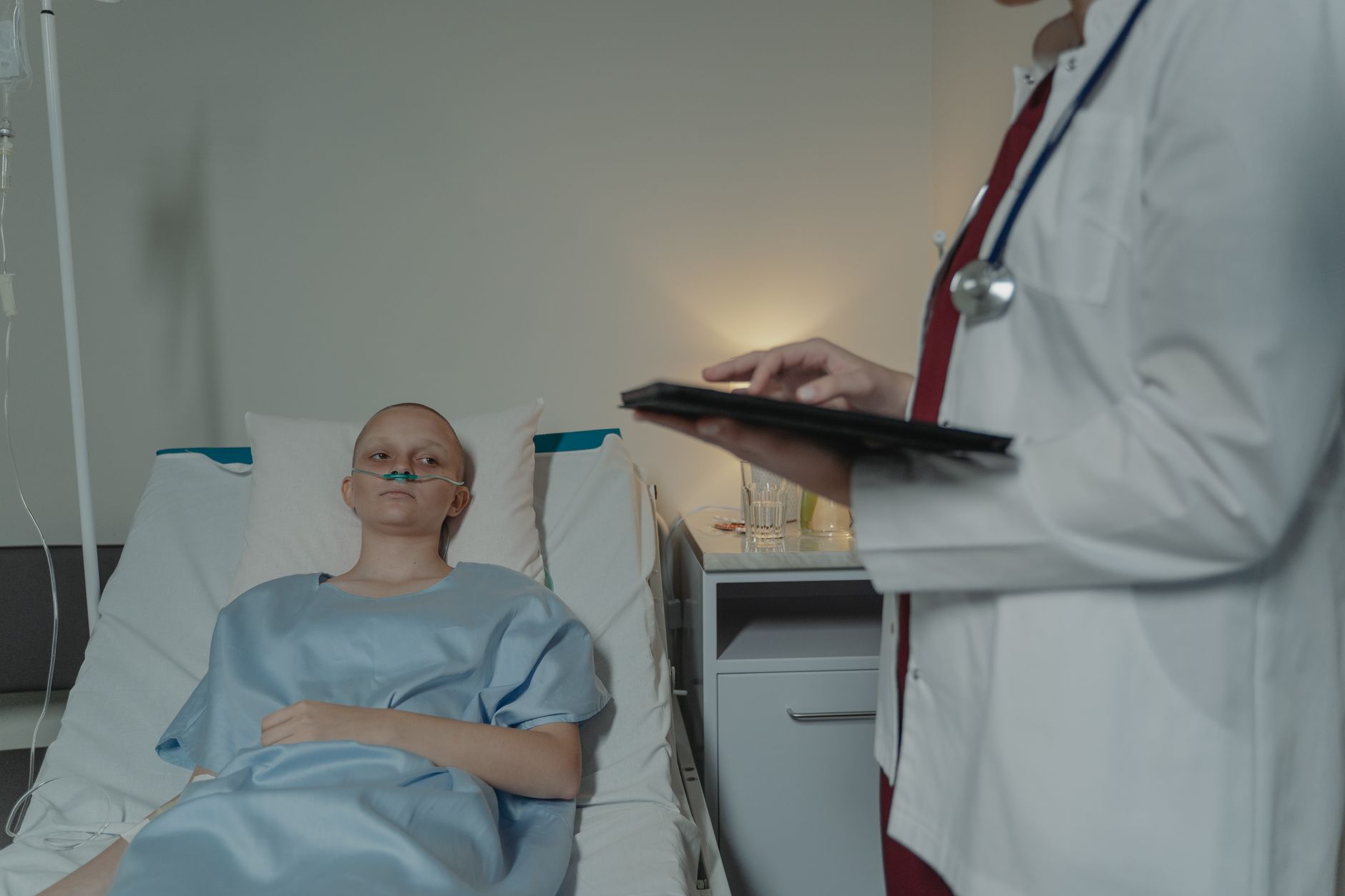 Pacjent w przytulnym pokoju przegląda tablet z informacjami o eDiLO