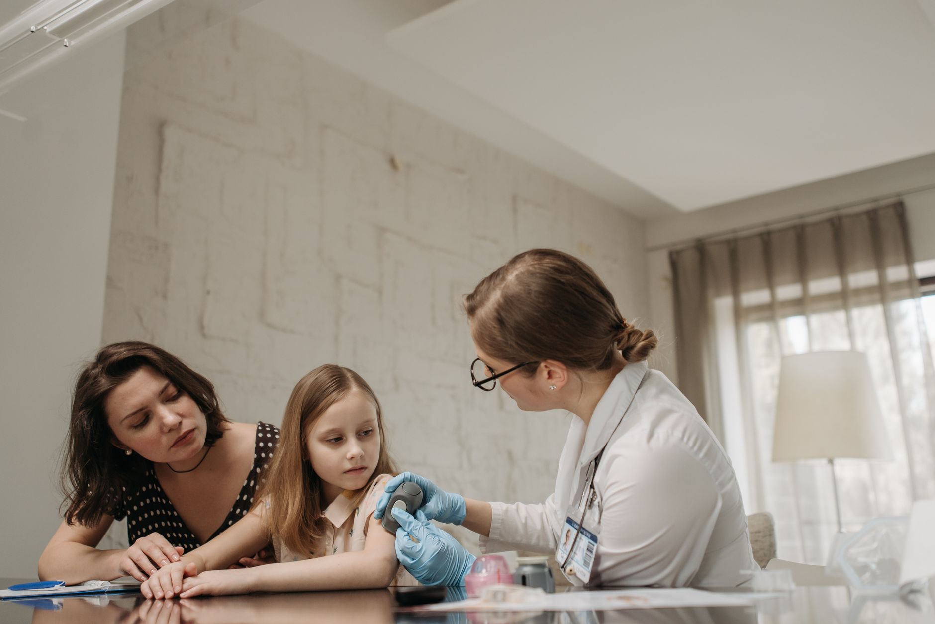 Jak uniknąć udaru słonecznego? Kluczowe zasady bezpieczeństwa