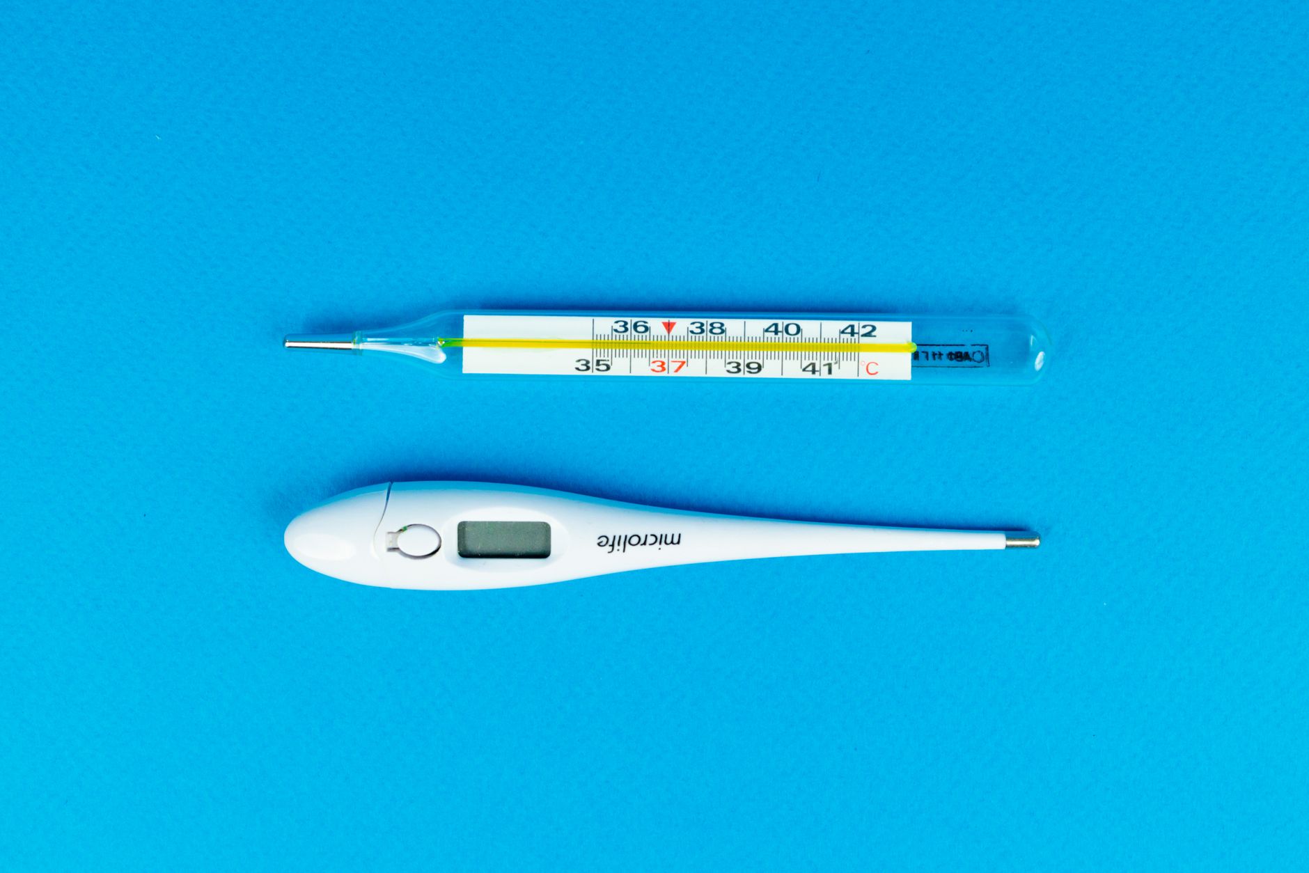 Termometr cyfrowy pokazujący różne temperatury w przytulnym otoczeniu