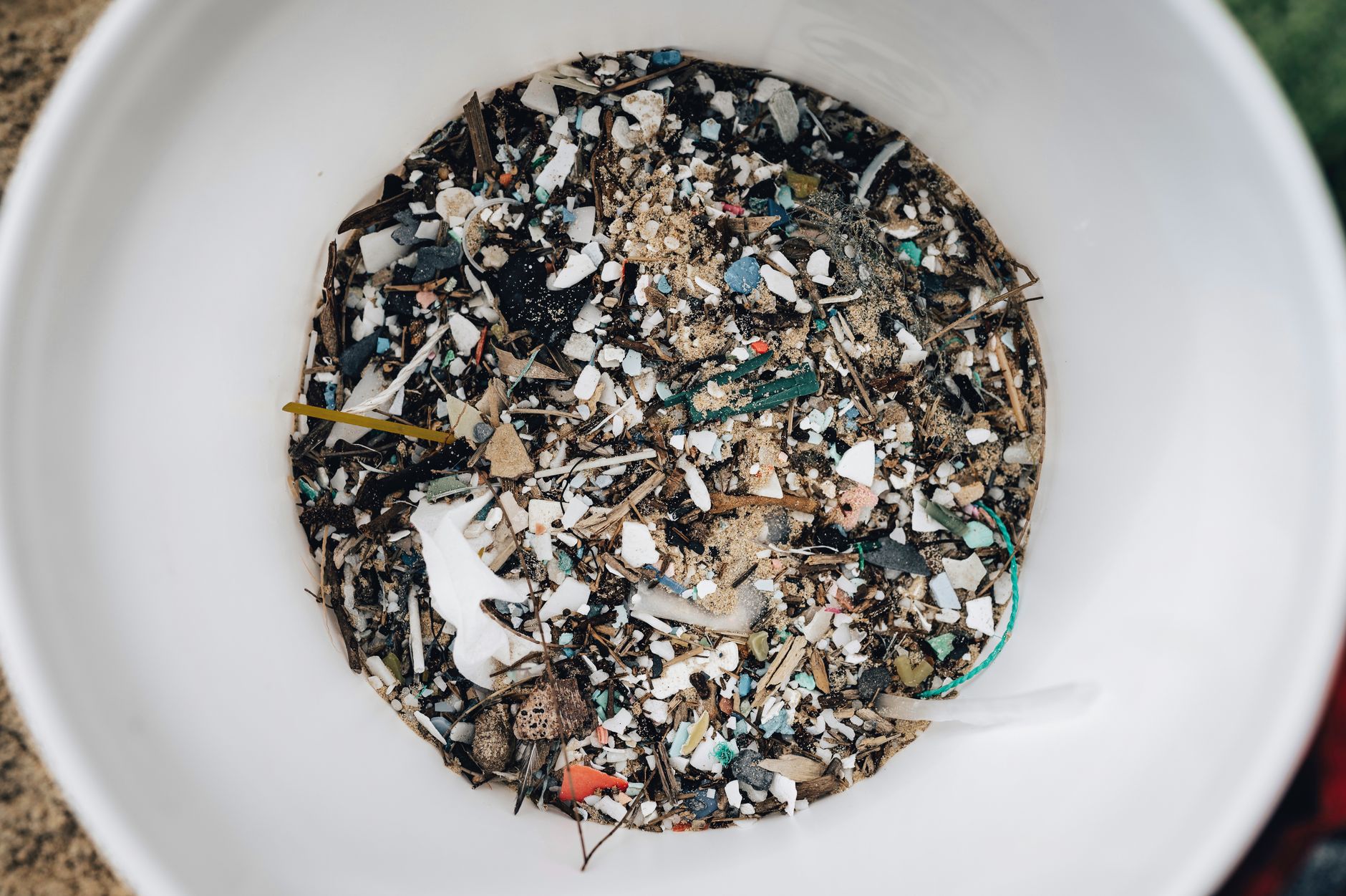 Zbliżenie na świeżą sałatkę z widocznymi drobnymi cząstkami plastiku