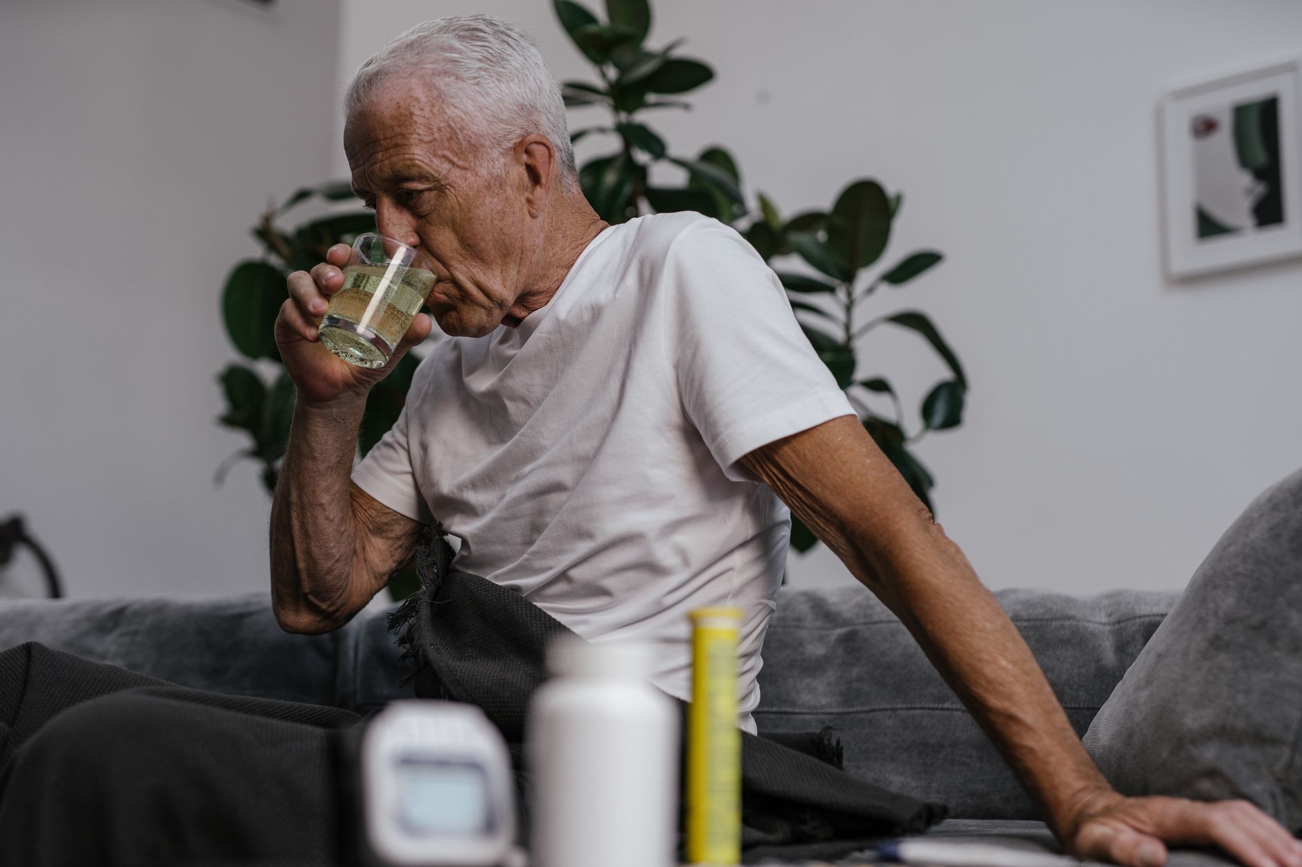 Dlaczego seniorzy powinni szczególnie dbać o nawodnienie latem?