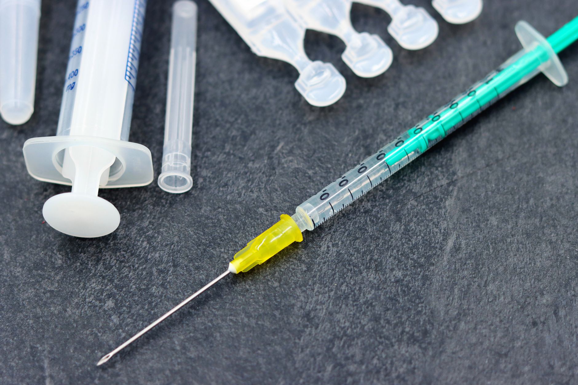 Farmaceuta pomaga klientowi, pokazując szczepionki przeciw grypie w aptece