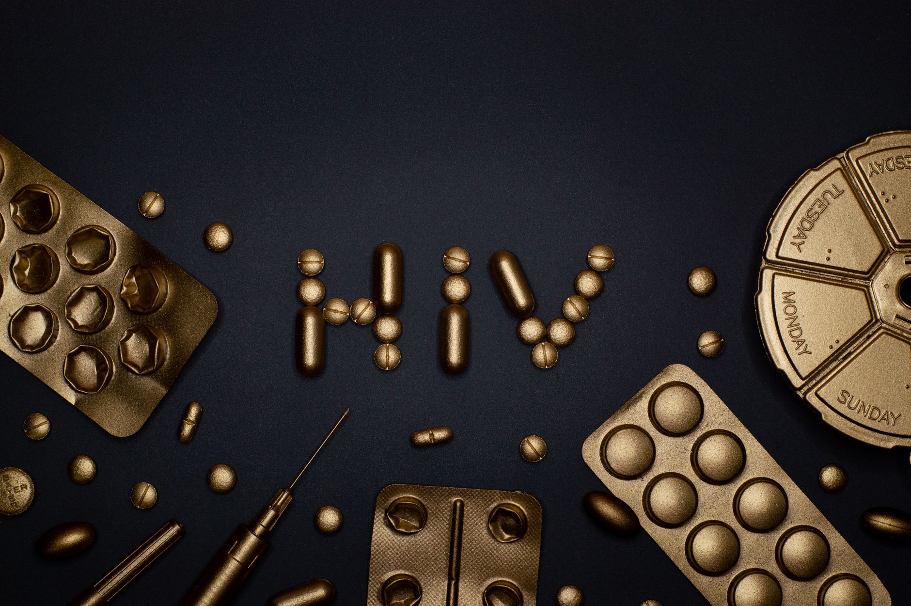 Grupa ludzi uczestniczy w warsztatach na temat HIV i dostępnych opcji leczenia